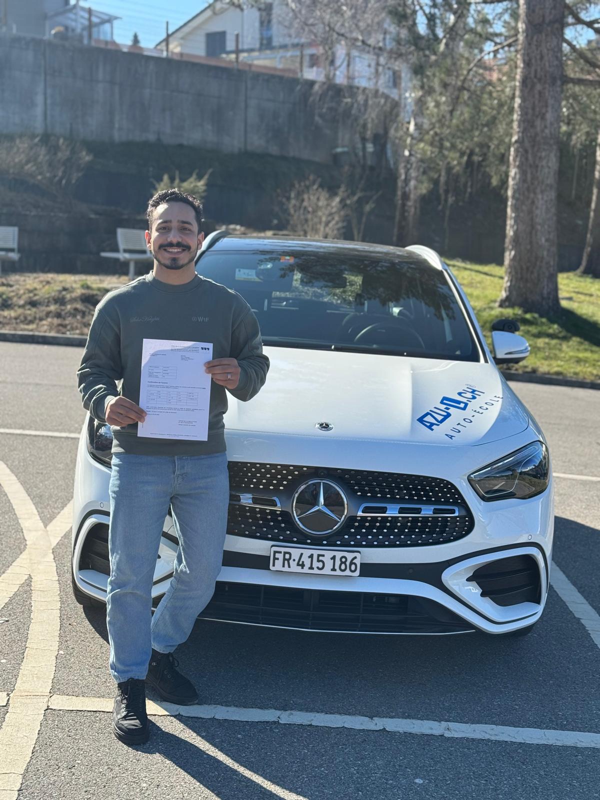 Instructeur de conduite certifié en pleine démonstration