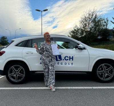 Réussite d'examen conduite - élève heureux chez AZUL Fribourg